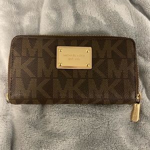 Michael kors wallet gently used still in great condition